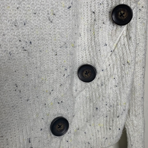 T24 Yet Again white Cowl neck sweater with asymmetrical large brown buttons - Picture 4 of 11